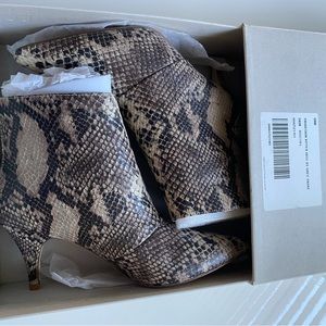 New! Snakeskin print Kitten Heel back zip ankle booties! Size 9-